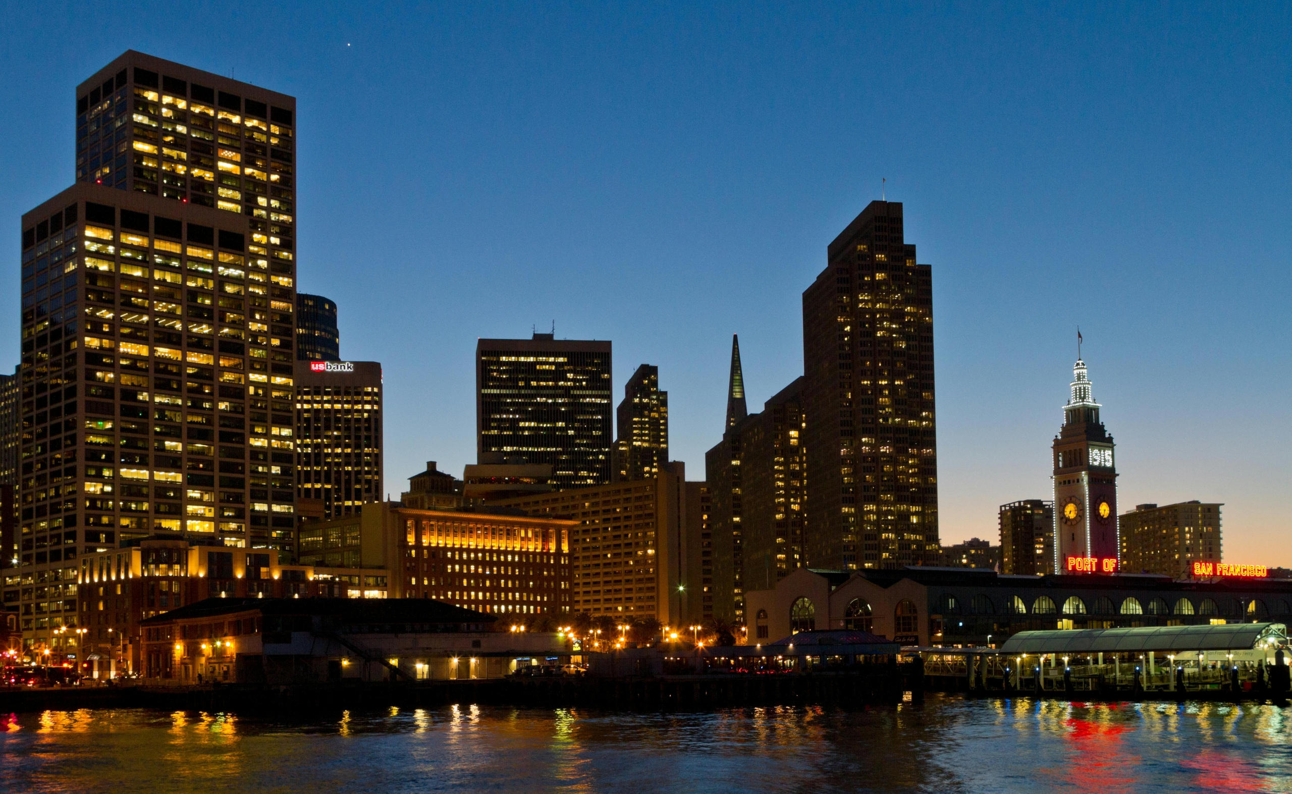 Wide shot of the San Francisco skyline with a view of buildings at dusk Wide shot of the San Francisco skyline with a view of buildings at dusk